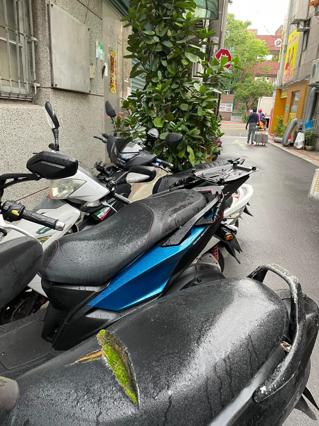 他拍下路边停放机车，惊见有辆机车椅垫的破裂处长出「草皮」。（翻摄自脸书路上观察学院）