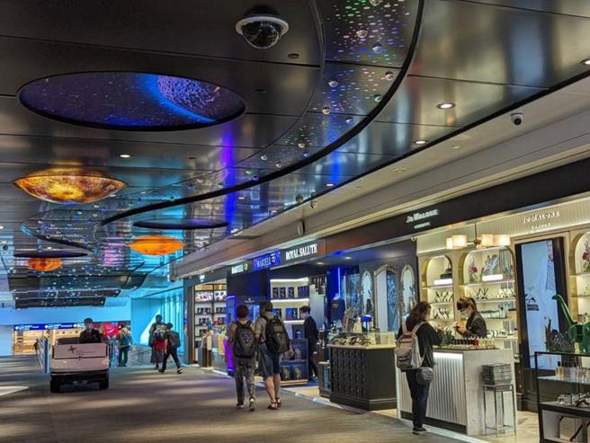 （桃园机场商场逐步回復营运规模，满足旅客餐饮、购物需求。图／机场公司提供）