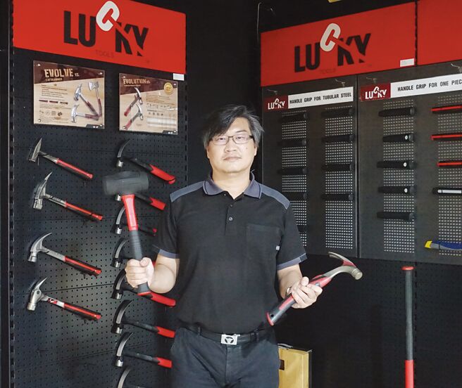 幸記工業董事長陳英傑展示該公司自行設計的產品。圖／黃俊榮