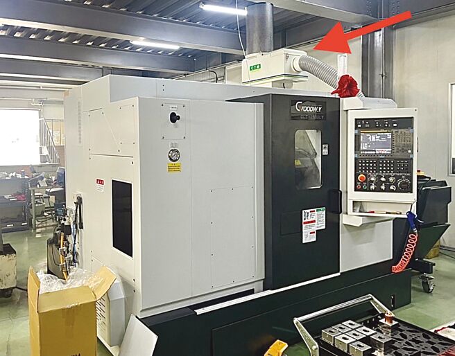 志泰公司油霧回收空氣清淨機搭配工具機使用，採用內部三道過濾層的設計，透過抽取及清洗皆方便的抽屜式設計，使用前後可改善約99％。圖／志泰公司提供