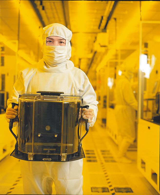 美国针对中国祭出新一轮半导体销售禁令，科技股及晶片类股涌现卖压，台积电昨重摔36.5元、8.3％，单日市值蒸发9464亿元。图为台积电12吋晶圆。（台积电提供）