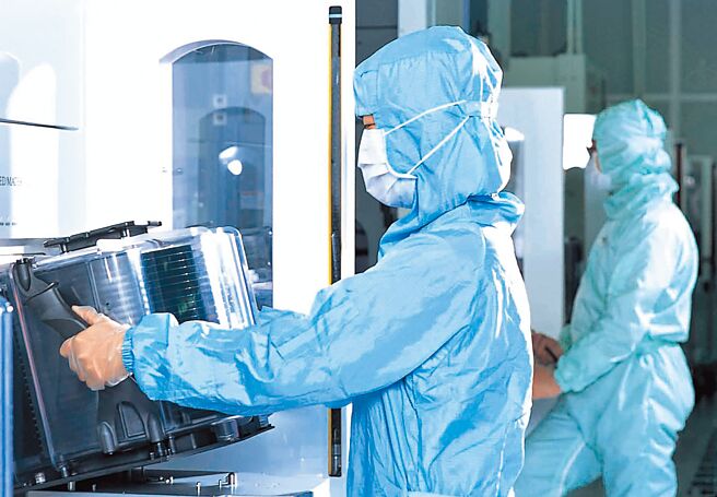 美国日前兵推万一中国攻台「会协助撤离晶片工程师、在台湾之外复制台积电」，凸显美方根本视台湾为棋子，必要时皆可弃。图为台积电8吋晶圆厂房内部生产过程。（台积电提供）