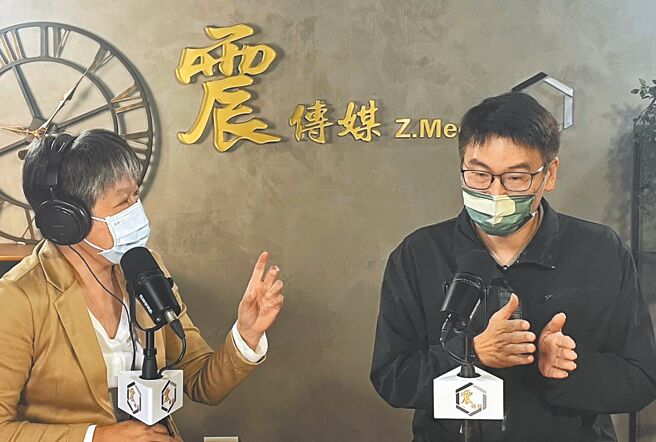 民進黨台北市議員梁文傑（右）11日接受廣播節目專訪時分析，台北市長選戰藍綠最終勝負差將落在3000票內，他認為民進黨參選人陳時中會贏，但輸也不意外。（震傳媒提供／黃婉婷台北傳真）