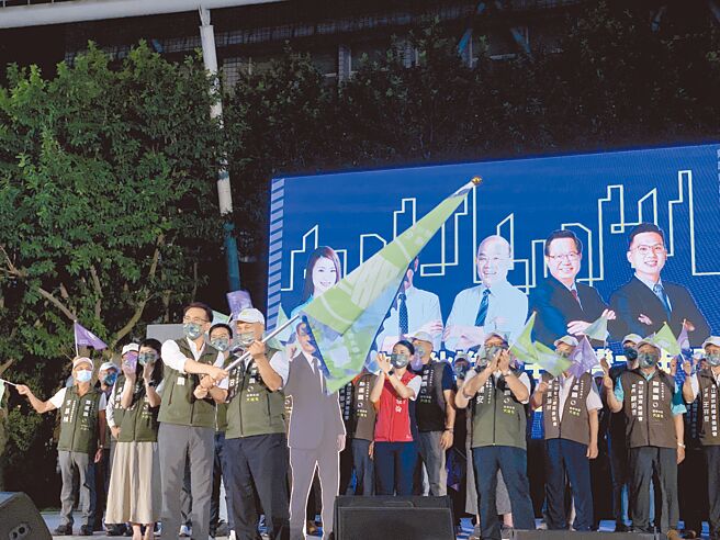 民進黨桃園市長參選人鄭運鵬（中左）遭質疑在自主健康管理期間跑行程。圖為鄭運鵬10月1日參加在龜山舉辦的政績說明會。（本報資料照片）