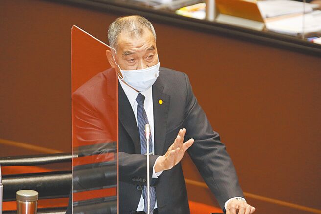 国防部长邱国正在立院答询表示，我方一直避免战争，国防部改变「第一击」定义，是因为共军也在改变。（杜宜谙摄）