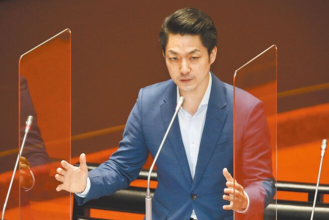 對於民進黨台北市長參選人陳時中另在推特提議馬斯克應考慮將特斯拉總部設在台北，國民黨台北市長參選人蔣萬安昨酸陳「天兵」。圖為蔣萬安在立院質詢高端疫苗爭議，要求給國人交代。（杜宜諳攝）