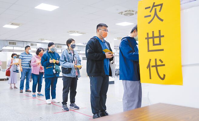 新冠肺炎疫情仍在高原期，11日起扩大纳入18至49岁民眾接种莫德纳次世代双价疫苗追加剂，接种间隔为至少12周（84天）。符合资格的民眾在施打首日到接种站施打疫苗，抢得先机。（黄世麒摄）