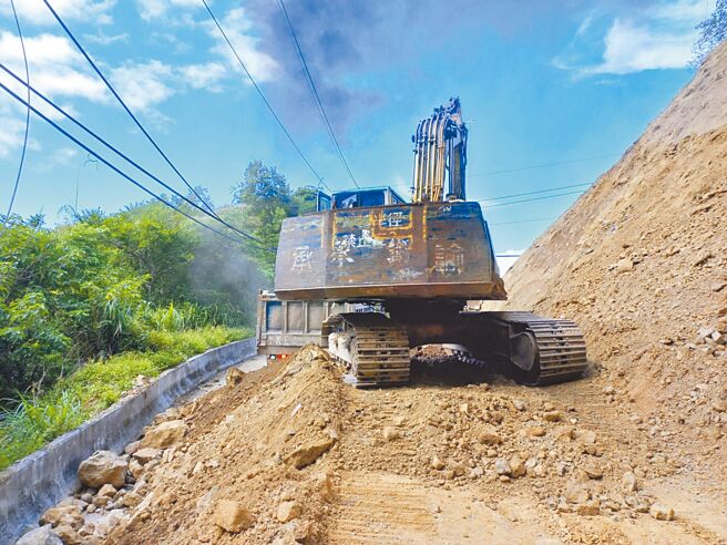 918强震加上日前豪雨，花莲玉里镇赤科山产业道路多处崩塌，期间抢通又坍；水保局花莲分局指出，抢通最大变数为地震、降雨及坡面稳定性，目前坡面仍相当脆弱不稳定，考量抢通人员、用路人安全及真正有效抢通道路，须待天候、地质较稳定后再进行。（玉里镇公所提供）
