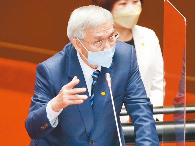 行政院长苏贞昌11日前往立法院进行施政报告及备询，央行总裁杨金龙（见图）一同出席。（杜宜谙摄）