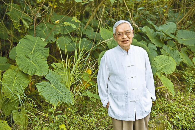 2020年传艺金曲奖公布入围与得奖名单，其中戏曲表演类特别奖由中央研究院戏曲院士曾永义获得。（传艺中心提供）