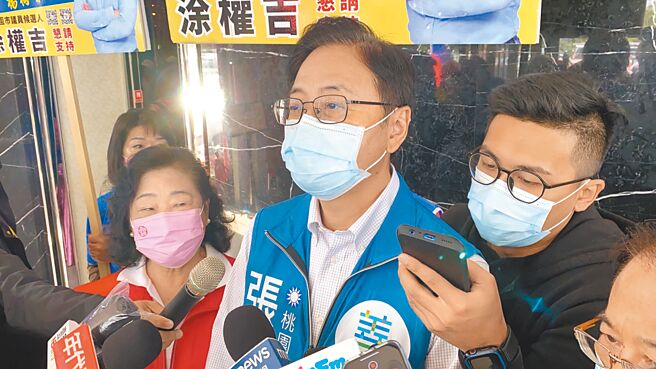 公民監督國會聯盟統計，立院開議2周，民進黨桃園市長參選人、立委鄭運鵬目前都沒參加過所屬委員會召開的會議。國民黨桃園市長參選人張善政（中）直言，再度凸顯鄭雖有立委名義，卻沒替地方做事。（蔡明亘攝）