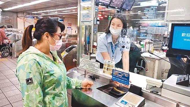 北捷预计11月1日起在询问处试办提供民眾免费索取生理用品政策，将在20个站点优先试办。（摘自台北捷运公司网站）