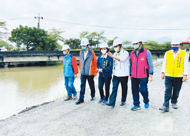 为改善宜兰县五结乡锦眾地区淹水问题，县府斥资3000万元施作「平行排水应急工程」，县长林姿妙（左三）11日特地前往视察，盼工程如期如质完工。（吴佩蓉摄）