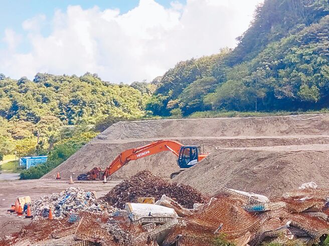 有議員發現堆置在天外天暫置場的萬餘噸底渣未有去化跡象，但基市府與BOO最終處置場業者簽訂合約到明年7月截止，擔心未來業者不續約就沒辦法處理。（張志康攝）