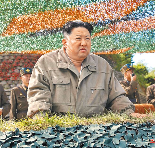 北韩官媒朝中社10日公布领导人金正恩「现场指挥」飞弹试射的照片。（朝中社）