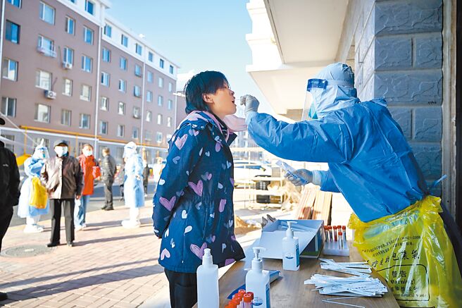中共二十大即将召开，面对大陆疫情持续，多地祭出进一步管控措施止稳。图为内蒙古呼和浩特市，市民进行核酸检测。（中新社）