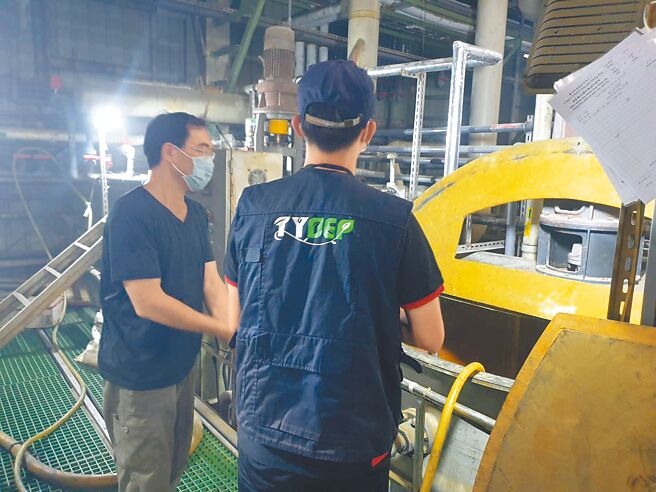 桃园市环保局接获民眾陈情，前往工厂稽查是否有违规行为。（桃园市政府环保局提供／陈梦茹桃园传真）