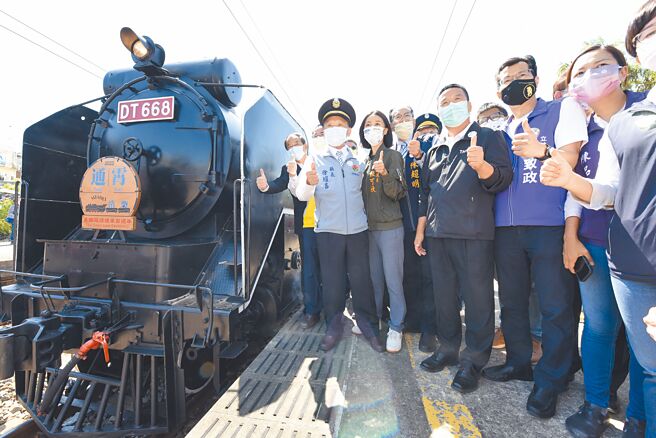 台铁海线通车百周年，台铁局安排蒸汽火车DT668停靠通霄火车站，苗栗县长徐耀昌（左一）等人化为列车长迎接。（李京升摄）