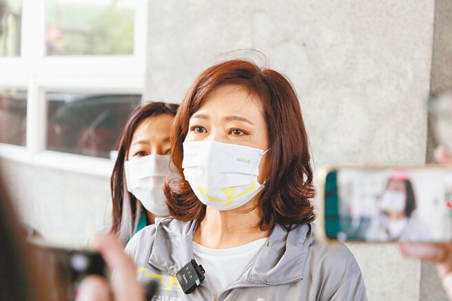 沈慧虹11日炮轰蒋万安竟检讨被害人、护航吴子嘉，根本坐实「蓝白合」，批评这样的政治交换是低估了民主政治。（陈育贤摄）