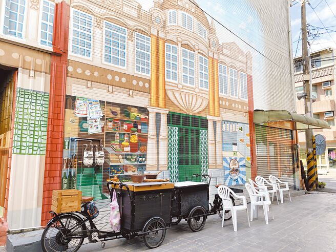 桃市府配合市民污水下水道接管推动后巷环境改造计画，将居民堆放杂物的后巷美化翻转，近日完成5条杨梅区后巷美化。图为以富冈老街吕家声洋楼为原型的壁画。（蔡明亘摄）