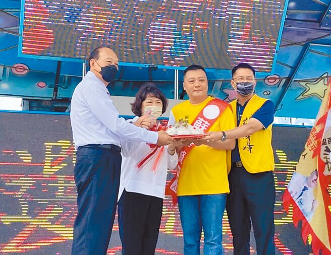 嘉义市长黄敏惠（左二）为寻求连任的副议长苏泽峰竞总成立造势活动站台。（苏泽峰竞总提供／廖素慧嘉市传真）