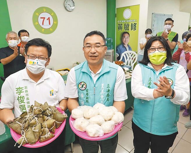 民进党嘉义市长参选人李俊俋（左）为党籍议员参选人黄敏修竞总成立造势活动站台。（李俊俋竞总提供／廖素慧嘉市传真）