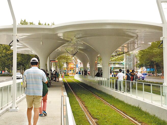 高雄轻轨C20至C24爱河之心站5日试营运通车，未料11日就发生电力供应异常状况，导致C22联合医院站至C24站暂停行驶。图为C21美术馆站，月台有许多搭车受影响的民眾。（崔正纲摄）