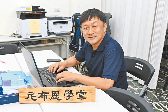 陈俊志医师开设尼布恩学堂，辅导六龟区学生课业。（林瑞益摄）