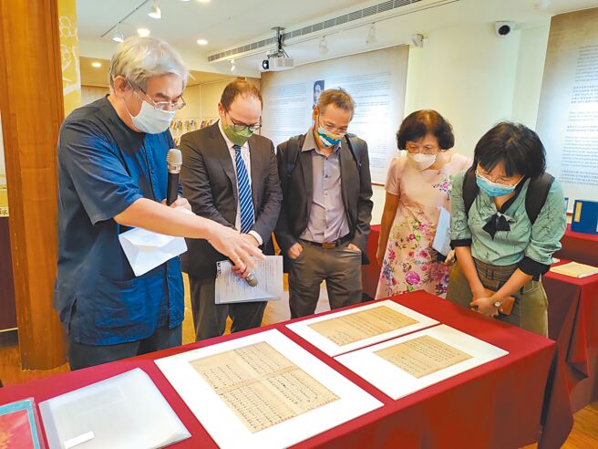 《发扬道统：孙中山时代展》展出距今超过百年、清末民初时期的珍贵史料40件，包括孙中山罕见的大字墨迹，以及首度于台湾展出的1911辛亥年「武昌起义剪辫布告」。（国立中山大学提供／袁庭尧高雄传真）