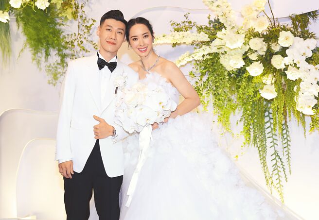 香蜜拉（右）、Alex 昨补办婚宴，席开50桌。（陈俊吉摄）