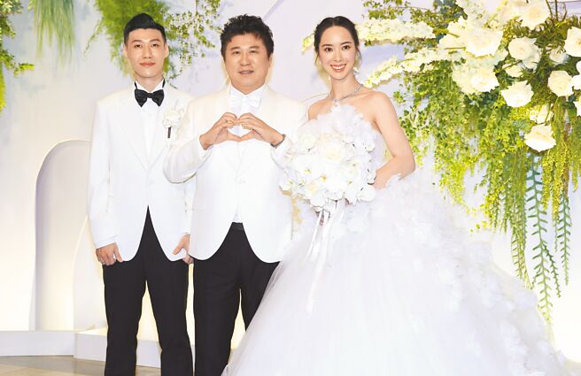 胡瓜昨担任乾女儿香蜜拉（右）婚礼证婚人，左为Alex。（陈俊吉摄）