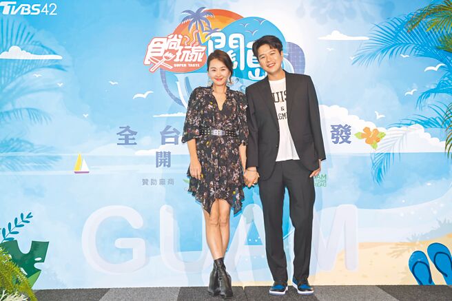 李易（右）昨特别担任老婆六月的记者会主持人。（TVBS提供）