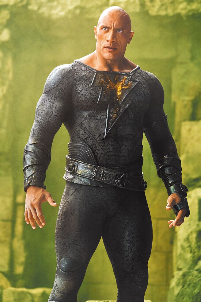 《黑亞當》是巨石強森首度接演的超級英雄片。（華納兄弟提供）