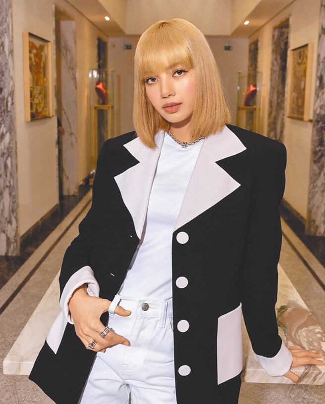 BLACKPINK成员Lisa被官宣为宝格丽代言人时，穿着KIMHEKIM的服装搭配宝格丽珠宝。（摘自宝格丽IG）