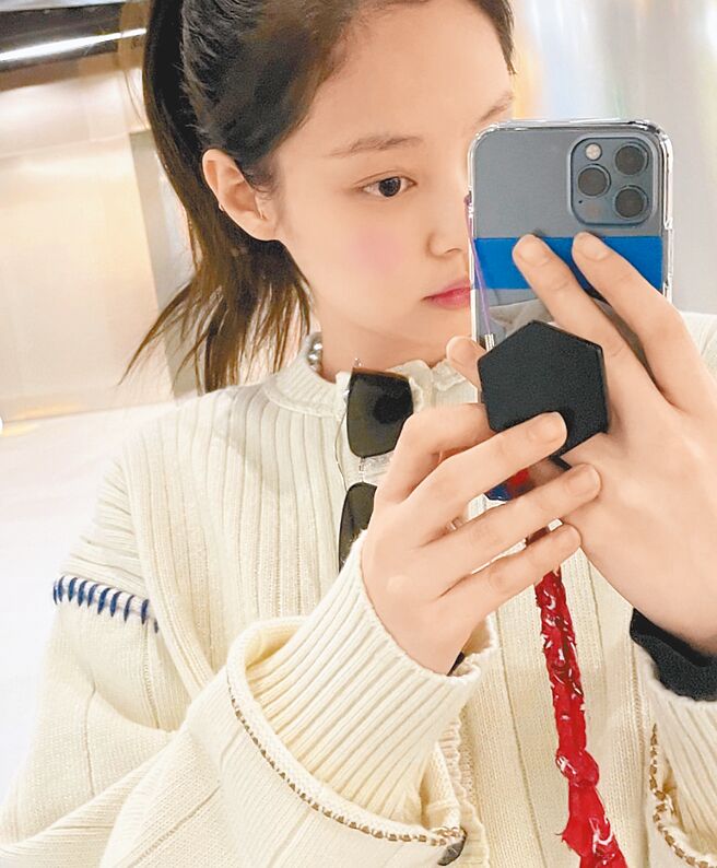BLACKPINK成员Jennie私服很常穿着ADER ERROR品牌服饰。（摘自Jennie IG）