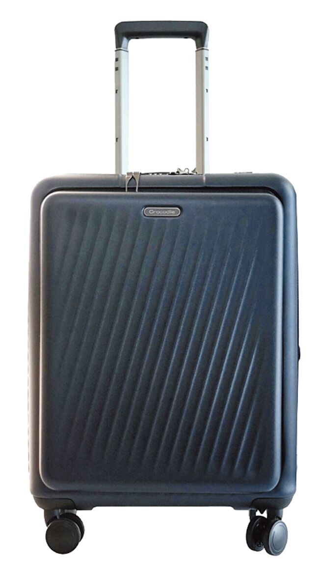 Global Mall新北中和店的Victorinox CROCODILE 20吋登机箱，原价6800元，优惠价3800元。（Global Mall提供）