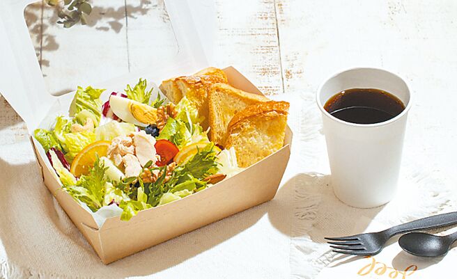 京站的微兜轻宣言吐司餐盒，推荐价350元，卡友庆期间凭Q卡点购即赠外带限定女王美式咖啡。（京站提供）