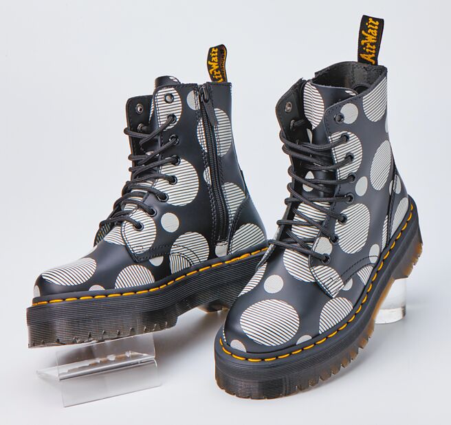 京站的Dr. Martens黑白圆点八孔马汀拉炼靴，原价7880元，特价5880元，买正价商品可现抵600元。（京站提供）