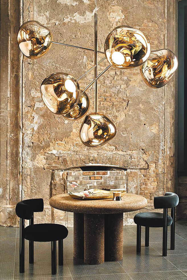 明日选品Tom Dixon品牌的Melt小宇宙LED吊灯组（大、金星、220V），如宇宙般神秘璀璨，定价35万3900元。（明日选品提供）