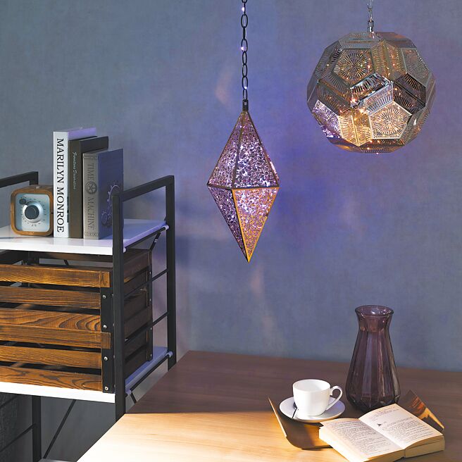 特力屋的铁艺系列灯泡镂空图纹映出斑斓而奇幻的异国风情光影。价格店洽。（特力屋提供）