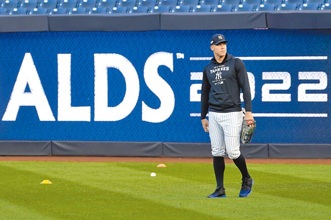 洋基「法官」贾吉站在洋基球场的外野练球，准备迎接今起对守护者的5战3胜分区系列赛。（美联社）