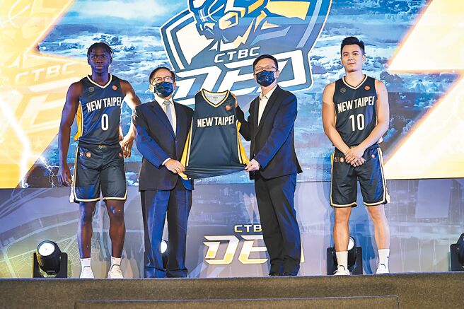 新北中信特攻阿巴西（左一）、谢亚轩（右一）与中信育乐董事长陈国恩（左二）、新北市教育局局长张明文（右二）展示城市版球衣。（新北中信特攻提供）