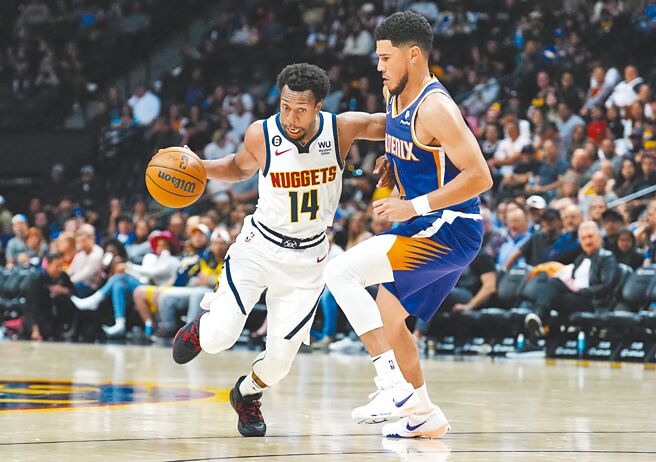 金块替补悍将艾许史密斯（左）运球欲突破太阳主将戴文布克防守。（路透）