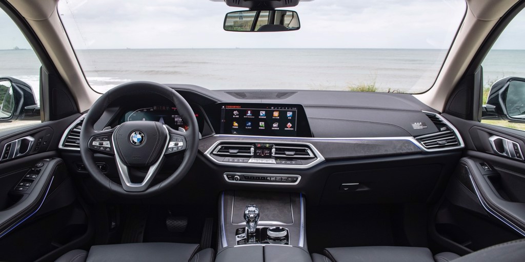 BMW X5 xDrive40i儀表控台有著兼容豪華質感與科技配備的設計感（試駕車採用Fine-wood楊木紋飾板），擁有2個12.3吋顯示幕的BMW全數位虛擬座艙，內建BMW智能衛星導航、無線智慧型手機整合系統，支援Apple CarPlay、Android Auto。（陳大任攝）