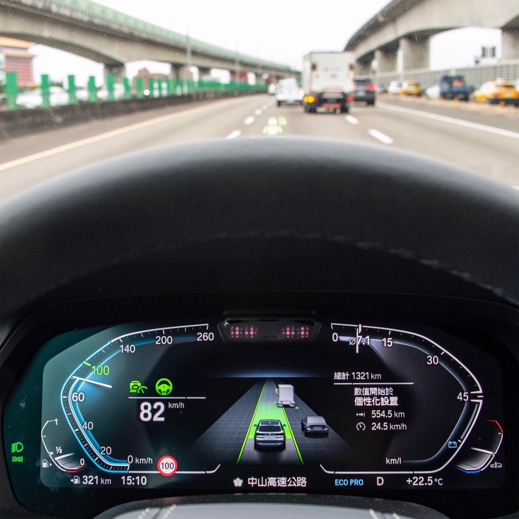 BMW Personal CoPilot智慧駕駛輔助科技擁有12項智慧駕駛功能。（陳大任攝）