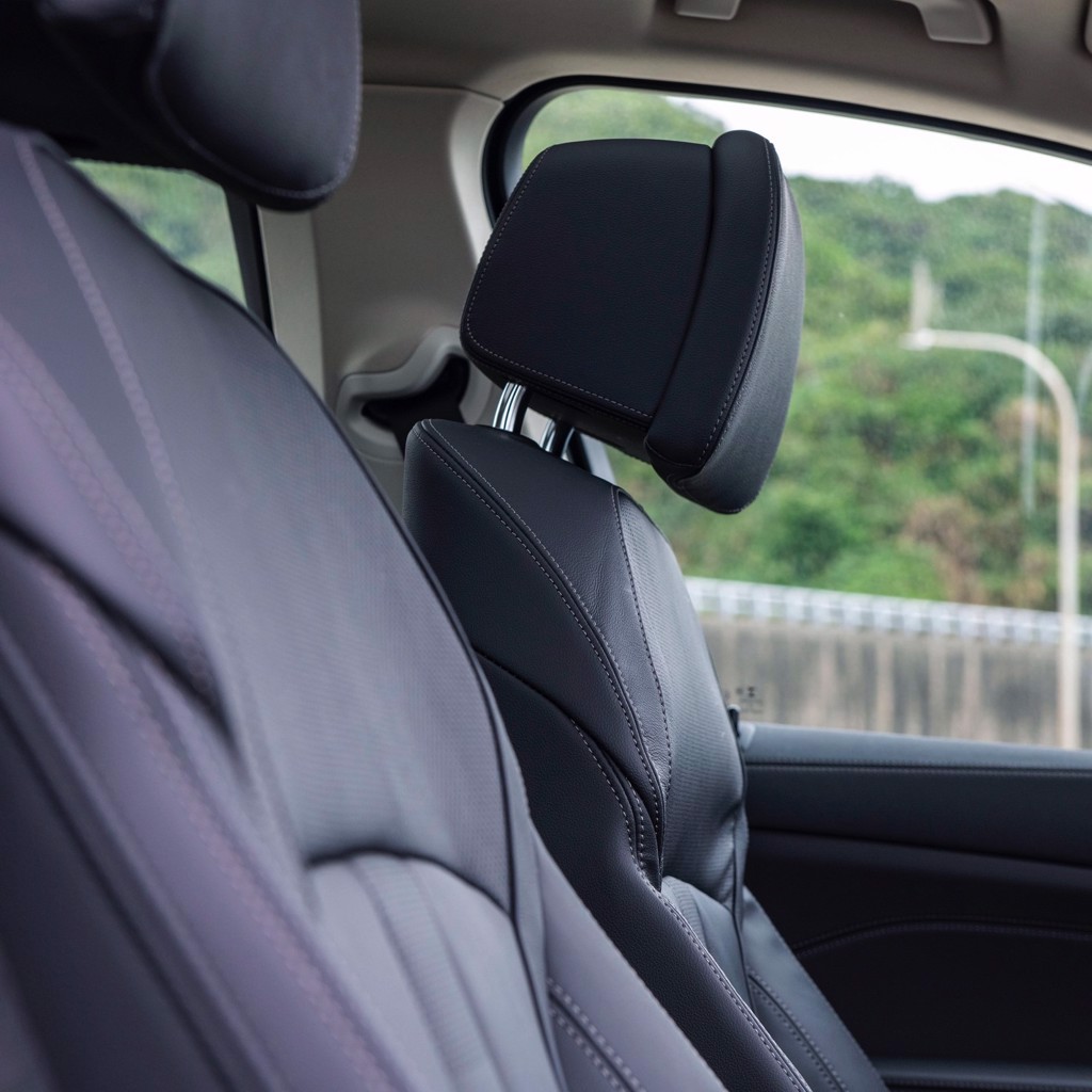 雙前座椅背上半部均可獨立調整（見圖，駕駛座為前傾）以更加貼合乘客的頸肩身形。（陳大任攝）