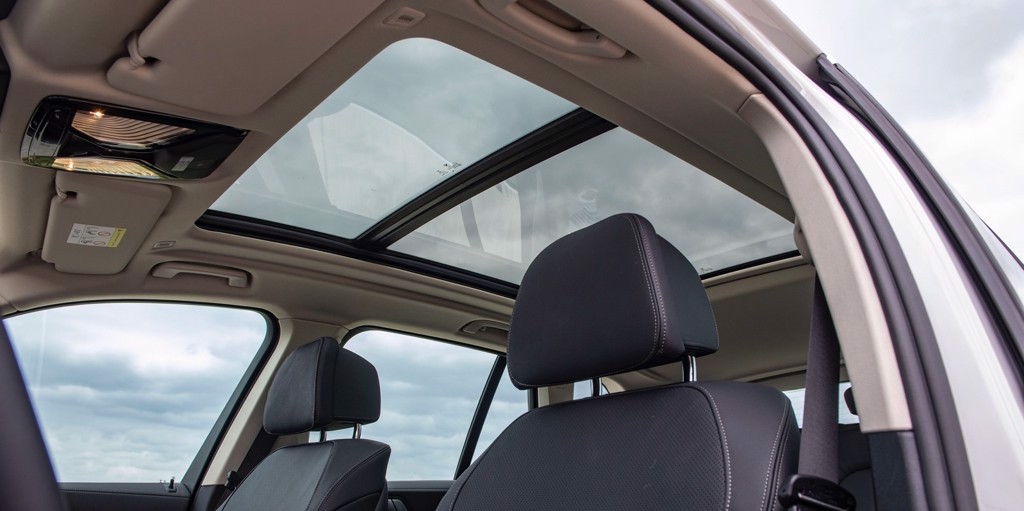 全景式電動玻璃天窗具滑動與上掀功能，為車室打造明亮寬敞的舒適空間。（陳大任攝）