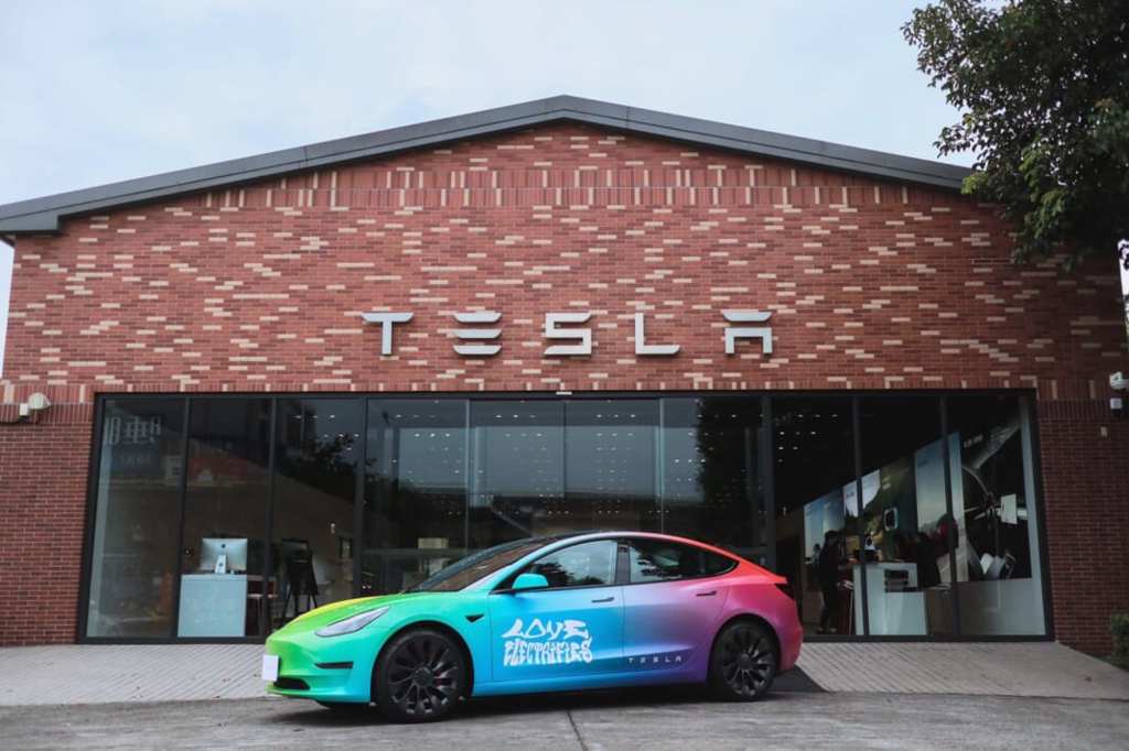 即日起只要至「Drive with Pride 與驕傲同行」活動官網分享你的「義無反顧」提案，即有機會駕駛亞洲首輛彩虹Tesla Model Y，實踐改變的力量。（Tesla提供）