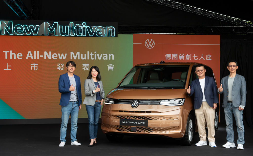 新世代Multivan提供Multivan Style（見圖）與Multivan Life兩款車型。左起台灣福斯商旅行銷處長Victor Ting、總裁Julia Wu巫詩棻、銷售處長Long Chen陳顯隆、售後服務處長Lance Lin林黎烈。（台灣福斯商旅提供）
