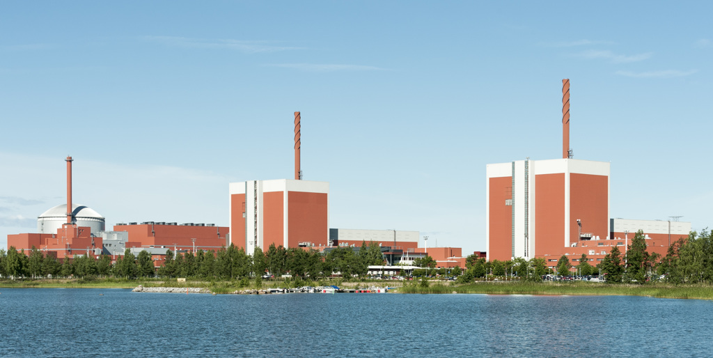 奥尔基洛托核电厂全景，右方与中间的是1号机与2号机，它们是沸水式反应炉，厂房方正，每具890百万瓦。最左方的就是功率最大的3号机，1具就1600百万瓦。厂房圆顶式，这是压水式反应炉的特征。(图/WNN)(photo:ChinaTimes)